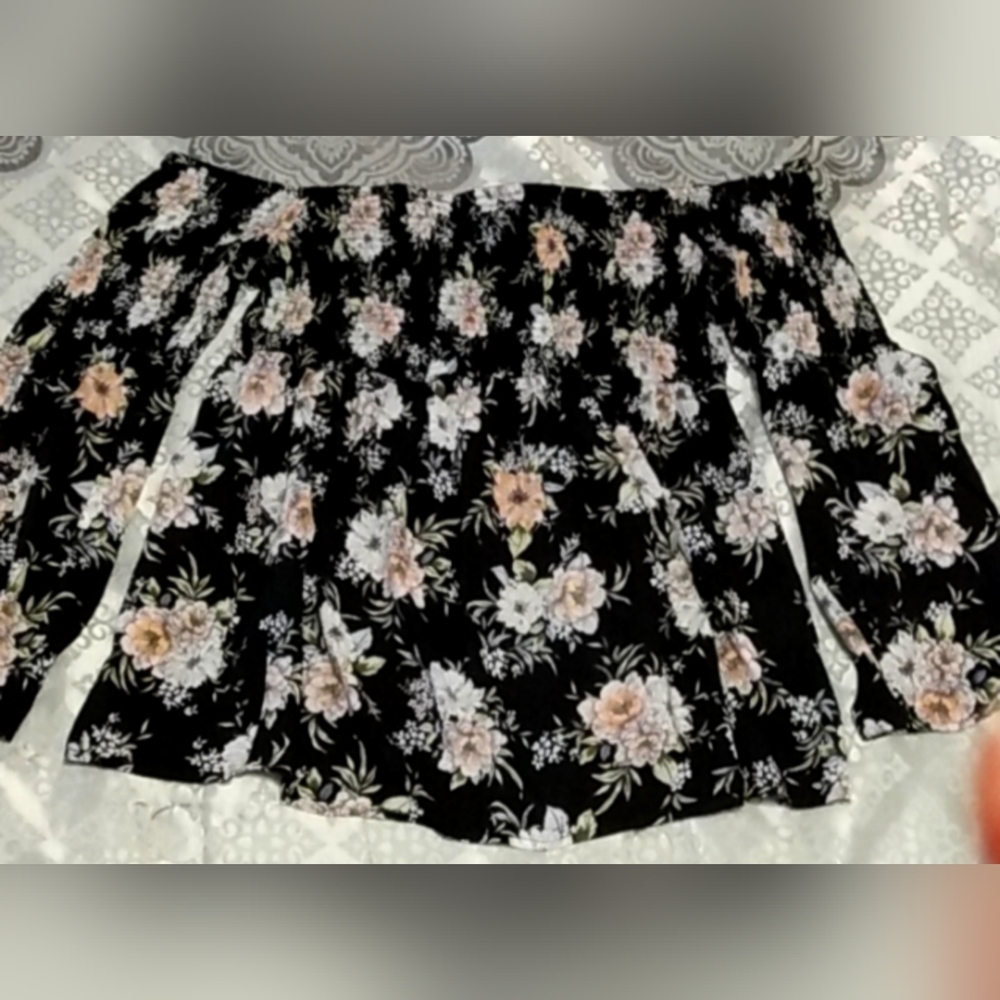 Torrid NWOT Floral, Flowy, Smocked Long Sleeve Off Shoulder Top Plus Size 1 - Picture 4 of 8